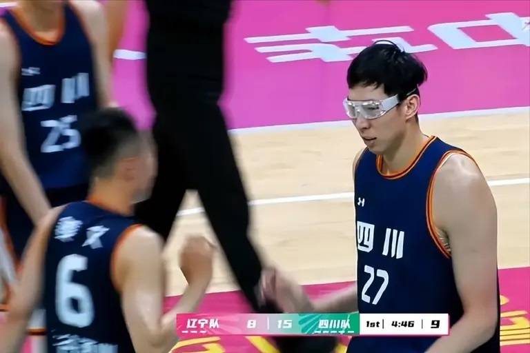 包含四川男篮再遭失败，教练组迅速调整战术备战的词条